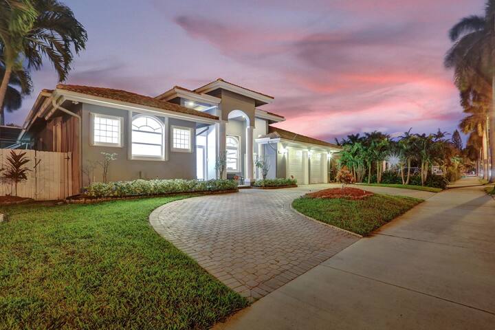Luxurious 6BR Close to Beach with Pool/Game Room gallery image 2