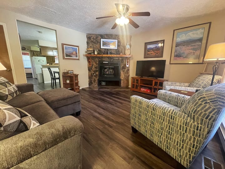 Valley Condo 116 - Creekside - Wi-fi - Hot Tub - - Red River