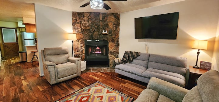 Valley Condo 112 - Creekside - Wi-fi - Hot Tub - Fireplace - Washer/dryer - Play - Red River, NM