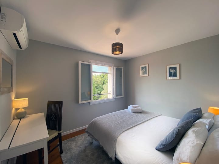 Chambre 2 avec lit king size continental et vue.