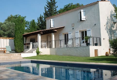 Tranquil vineyard home next to the St Victoire