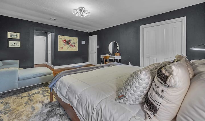 Main bedroom with a king sized bed and en-suite bathroom. It also has a sitting area and vanity with a desk.