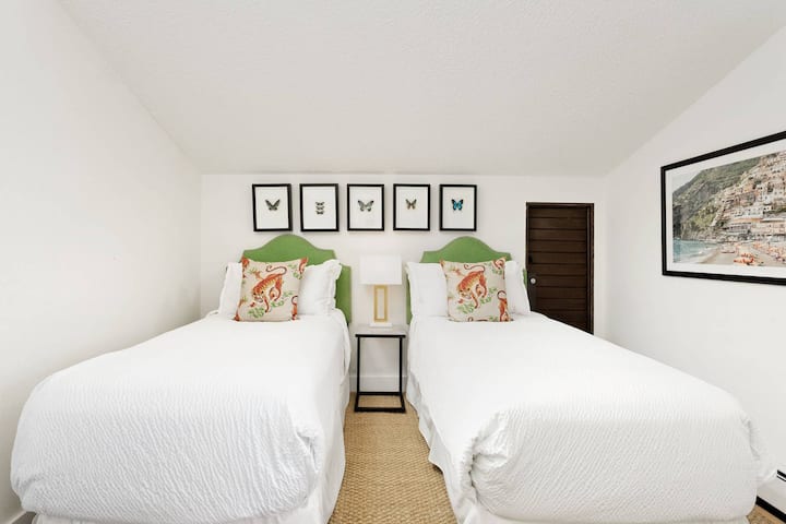 Spavaća soba s bračnim krevetom može se pretvoriti u sobu s bračnim krevetom uz prethodnu najavu rezervacije.