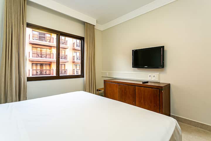 Საწოლი,ტელევიზორი და მრავალბინიანი