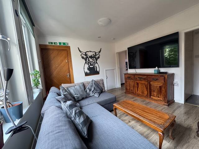 “Rena” Bright & Modern City Center Apartment. 24 gallery image 5