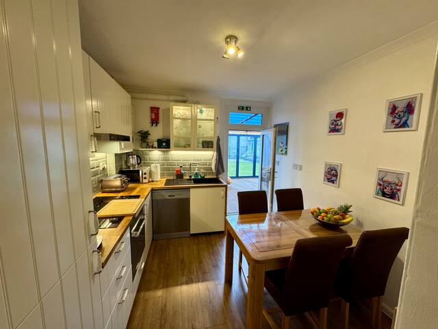 “Rena” Bright & Modern City Center Apartment. 24 gallery image 2