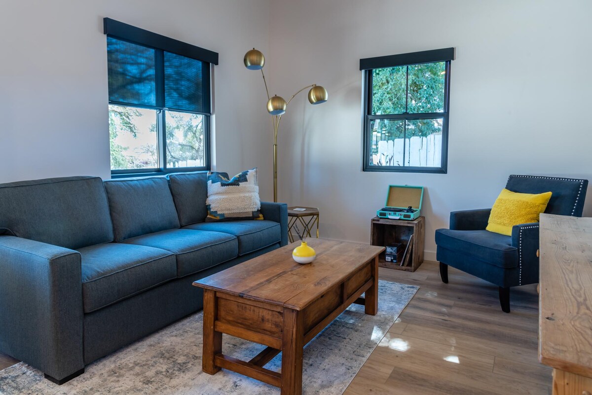  הקוטג'ים החדשים בסגנון בית החווה המודרני הם הדרך המושלמת להתחיל את נופש ארץ היין שלכם. סלון מרווח עם הרבה אור טבעי. 