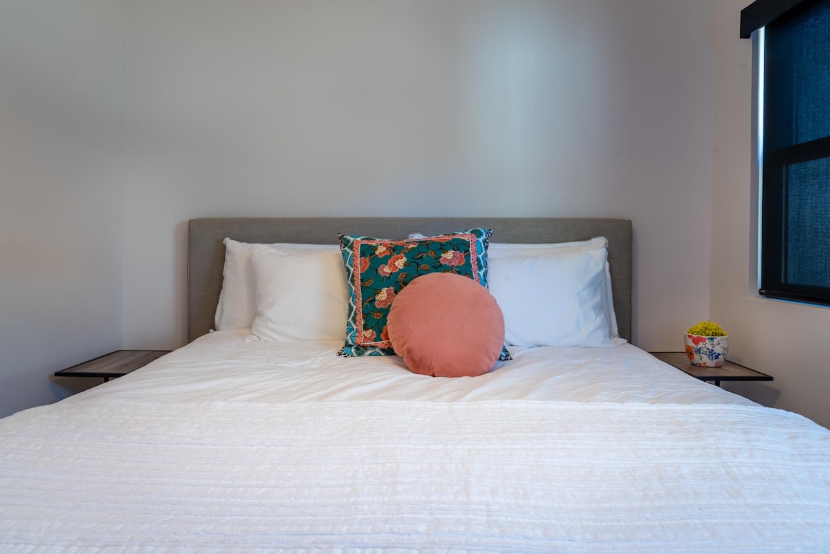 תיהנו משינה נפלאה על מזרן יוקרתי בגודל קינג סייז, עם מצעי כותנה איכותיים ומצעים נוחים.