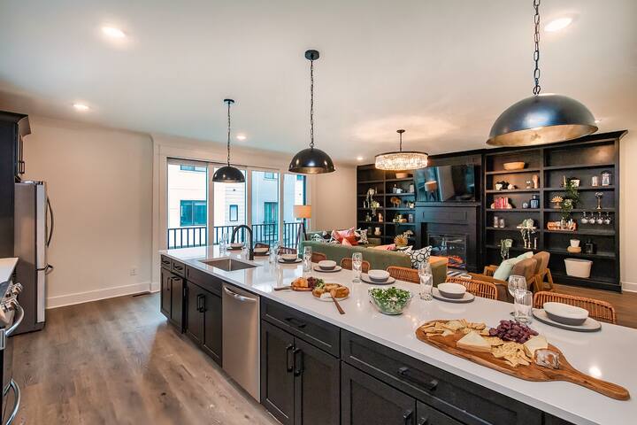 Gulch Walkable- Rooftop/Hot Tub! gallery image 5