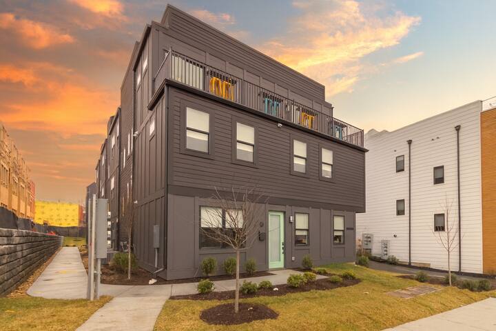 Gulch Walkable- Rooftop/Hot Tub! gallery image 2