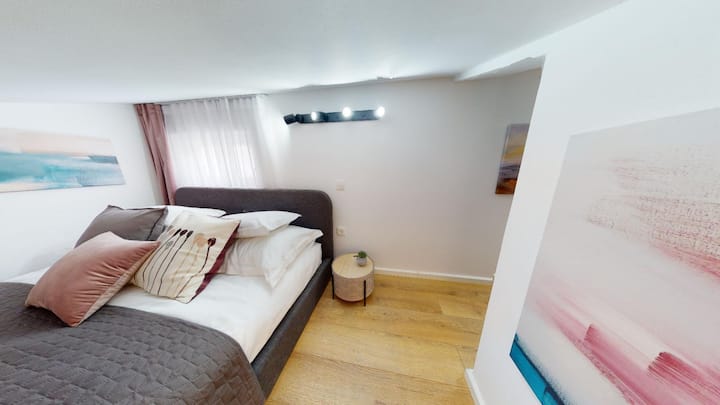 Nudimo 5 mjesta za spavanje u našoj galeriji. Redoviti raspored spavanja nalazi se u dvije spavaće sobe u prizemlju.