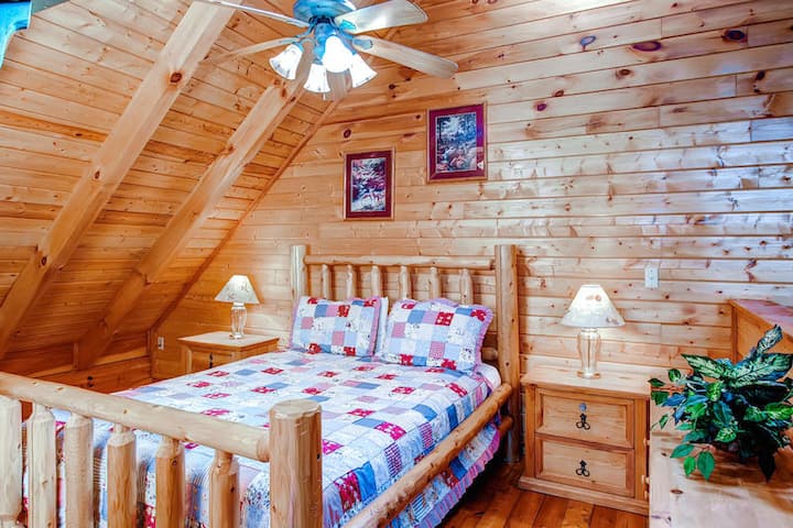 Pigeon Forge Cabin Country Hideaway Guest Bedroom
