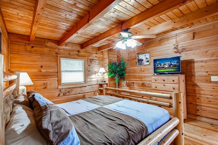 Pigeon Forge Cabin Country Hideaway Master Bedroom