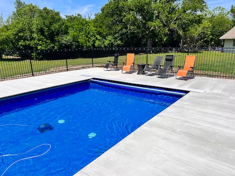 Book the Lodge-Pool-hot tub 4 king,14 bed, dine 24
