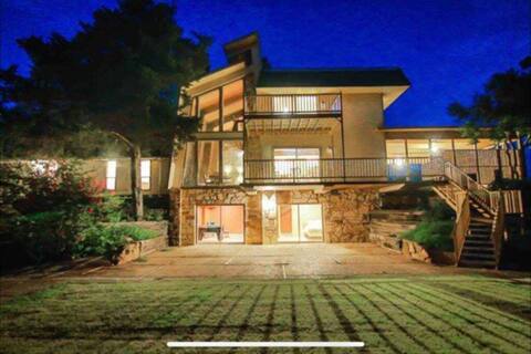 Book the Lodge-Pool-hot tub 4 king,14 bed, dine 24