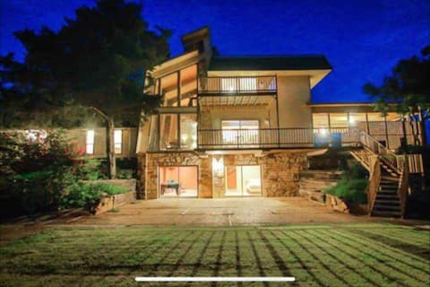 Book the Lodge-Pool-hot tub 4 king,14 bed, dine 24