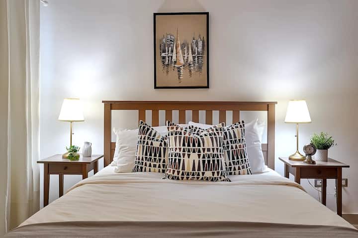 מיטת קווין סייז רכה ונוחה מחכה לכם - מושלמת לשכב ולהשתחרר אחרי יום ארוך ומתיש.