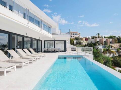Magnificent 4 bedroom villa with stunning views
