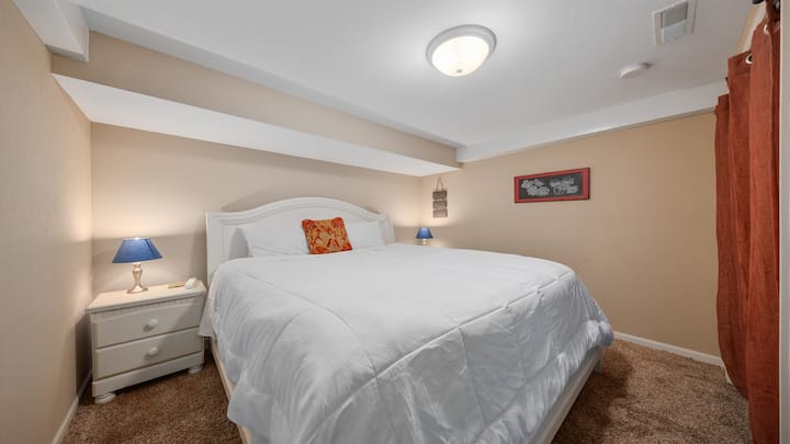 Detta rum har en stor dubbelsäng och är närmast huvudbadrummet för din bekvämlighet.