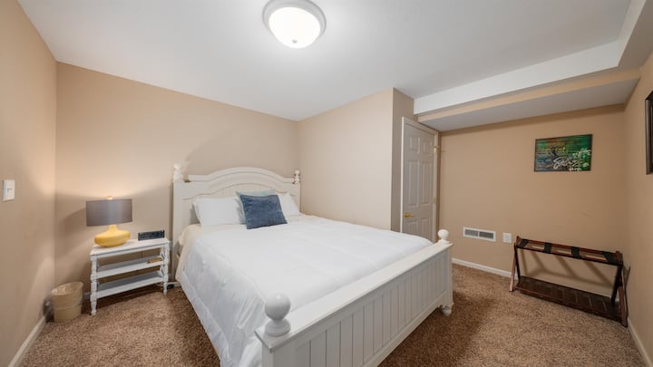 Detta rum är en favorit för familjer och erbjuder en queen Tempurpedic-säng och ett dolt lekrum i garderoben!