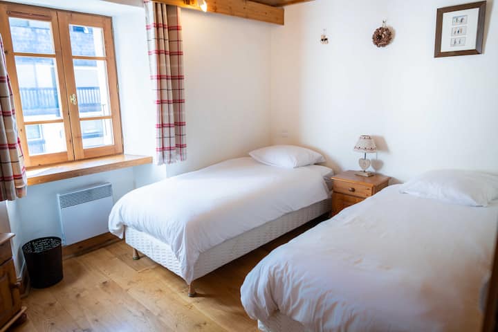 Um lindo quarto com duas camas de solteiro