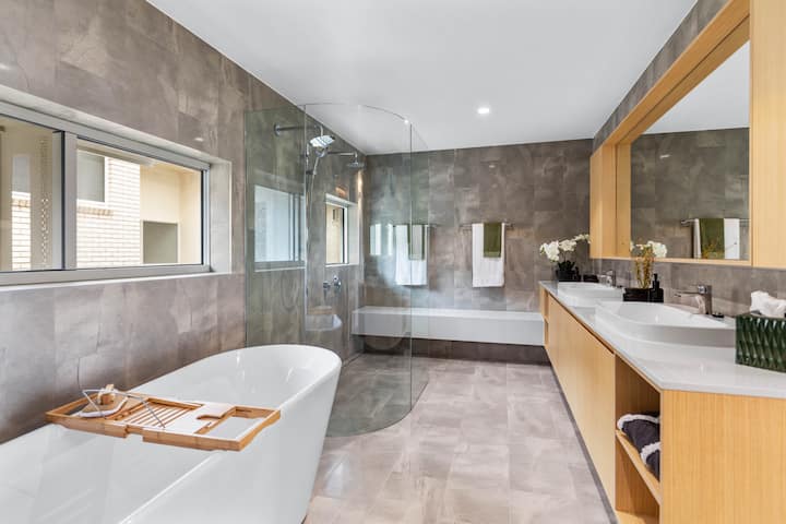 Luxury 5-floor Unit with Ocean Views near Beach