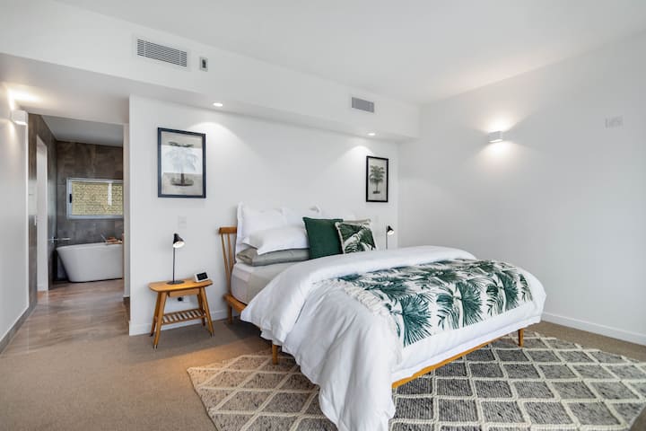 Luxury 5-floor Unit with Ocean Views near Beach