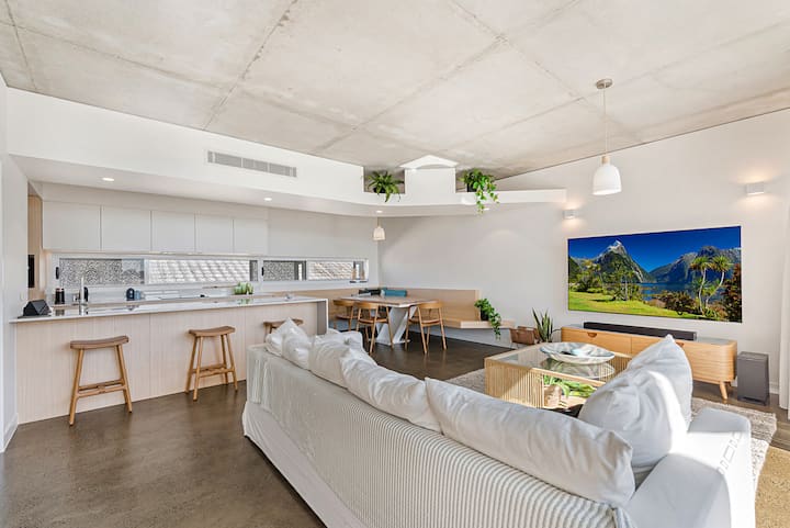 Luxury 5-floor Unit with Ocean Views near Beach