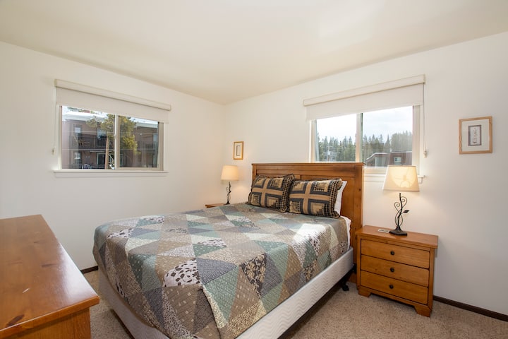 Duérmete en este acogedor dormitorio con luz natural que entra por las ventanas dobles y vistas a la montaña.