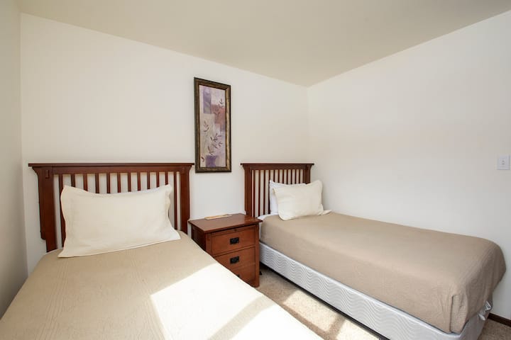 Descanse tranquilamente en su dormitorio doble, donde los cálidos muebles de madera y las suaves sábanas crean un acogedor refugio para dos.