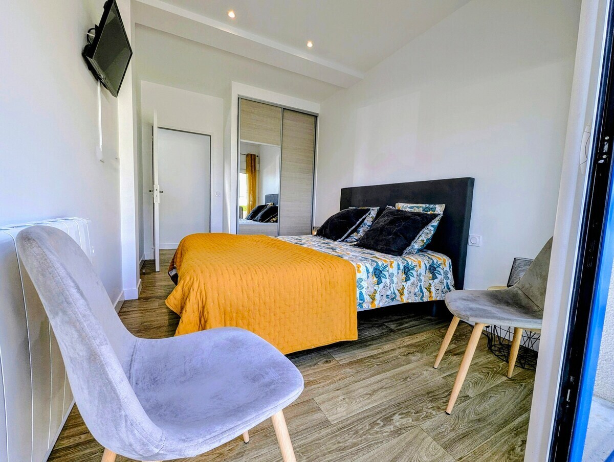 Cama King Size (180x200) con posibilidad de separar la cama en 2 camas de 90x200 bajo petición después de la reserva
Tv TNT