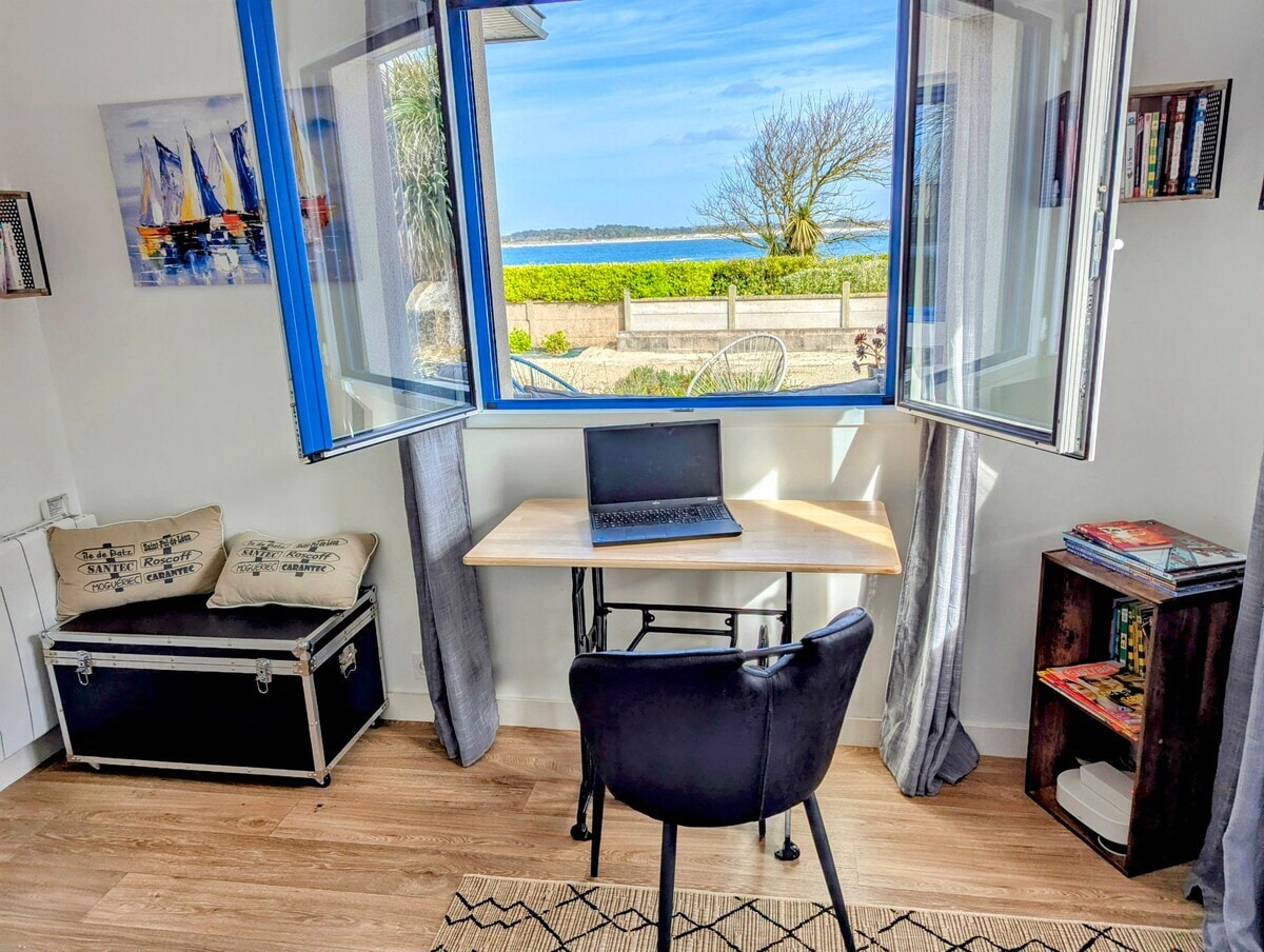 Un escritorio con vistas al mar para teletrabajar en un entorno inspirador... o un espacio pensado para los niños, con pequeña biblioteca y juegos disponibles.