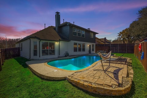 Pearl White Dream Home With Private Pool & Theatre