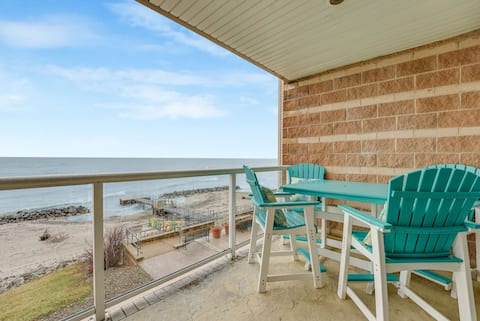 Lakefront Condo | Balcony Views + Pool + Beach