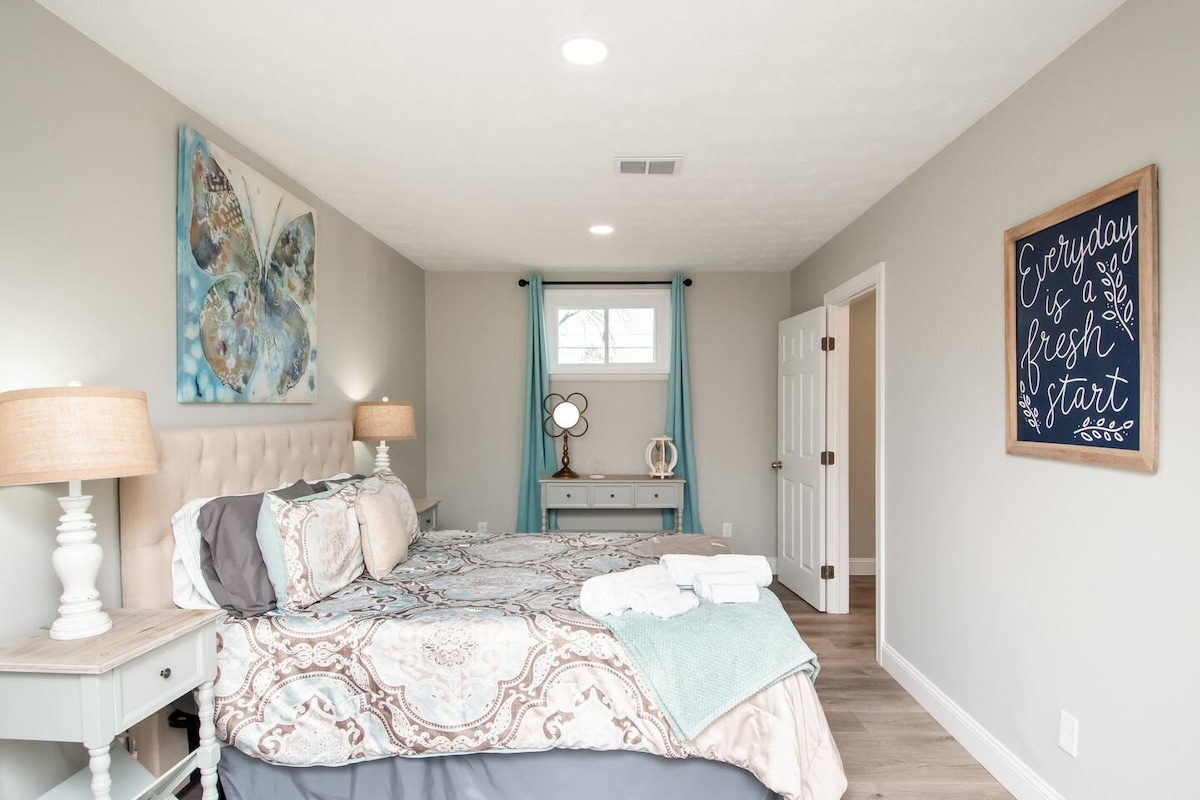 Spavaća soba 1 - bračni krevet na 1. katu s kupaonicom pune veličine s umivaonikom i velikim tuš-kadama