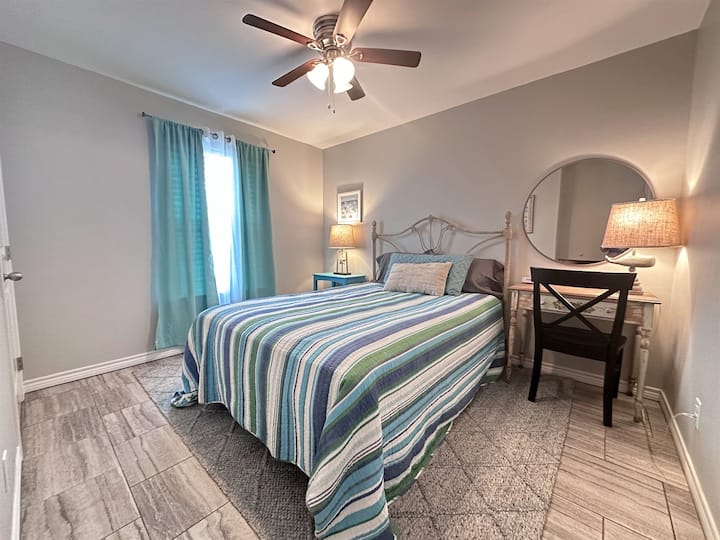 双人床和私人工作区或更衣区。