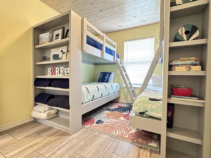 双层床房最多可容纳5人，配有双层床和双层床。