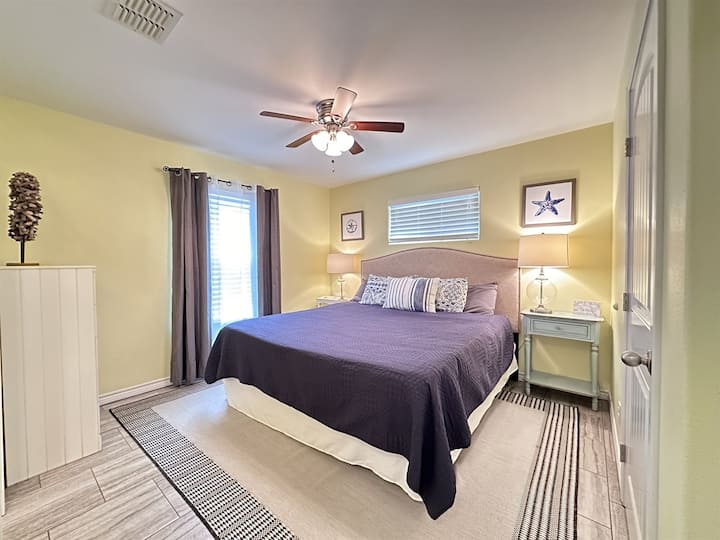 1号加大双人床卧室，双水槽，然后是卫生间。