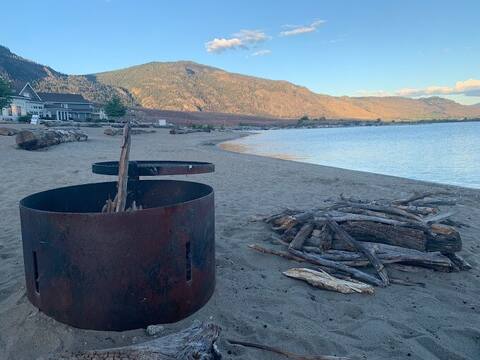 3BR Cottage on Osoyoos Lake w/ Pool + Hot Tub
