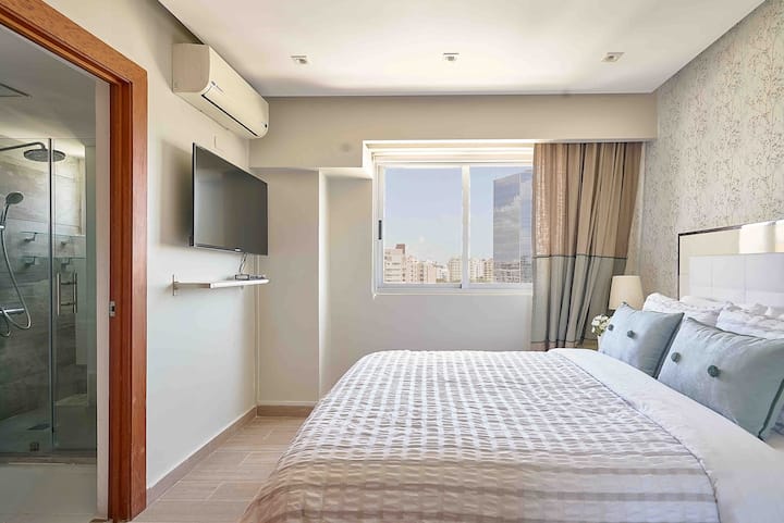 这间迷人的卧室配有一张舒适的双人床、清爽的空调和平板电视，让您尽情放松身心。 打开窗户，欣赏迷人的城市景观，是您探索一天后的完美休憩之处。