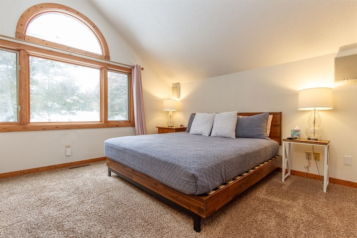 在楼上的主卧室放松身心，配有一张舒适的加大双人床。