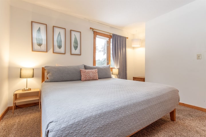 主层卧室，配备特大床