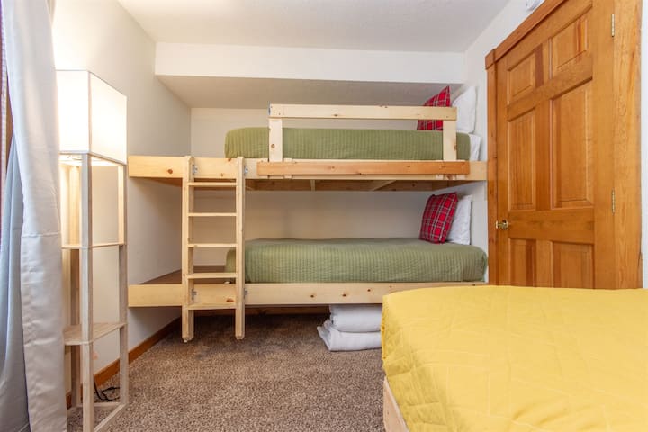 低层卧室，配备标准双人床和双人双层床（双层床非常适合儿童或矮个子成人）