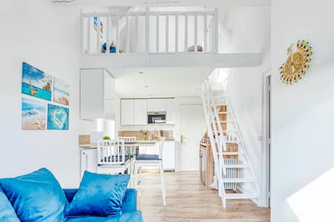 Professional and relaxing stopover 3 minutes from PS4 train station