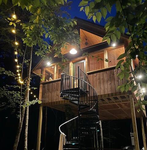 Luxury Year-round Treehouse with private hot tub