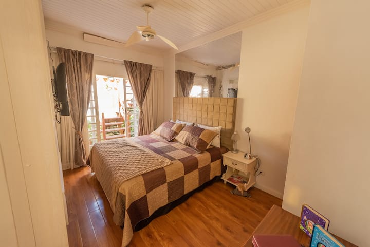 Outro amplo quarto bem equipado para melhor te atender durante a hospedagem