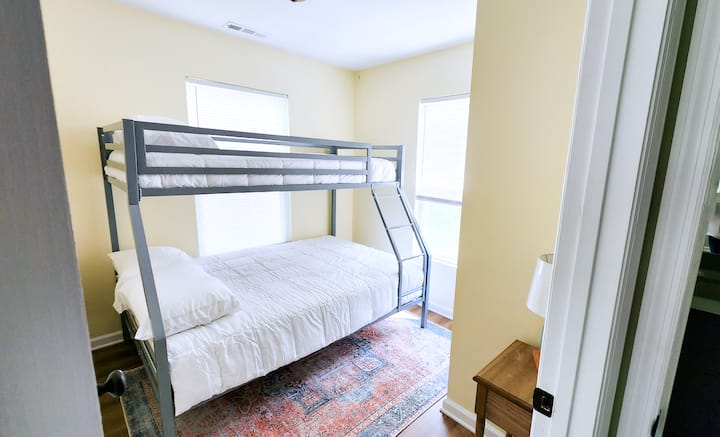 El tercer dormitorio de la habitación de invitados tiene un colchón doble(espuma viscoelástica y manantial) sobre un colchón completo y un armario. La habitación tiene capacidad para 3 personas.