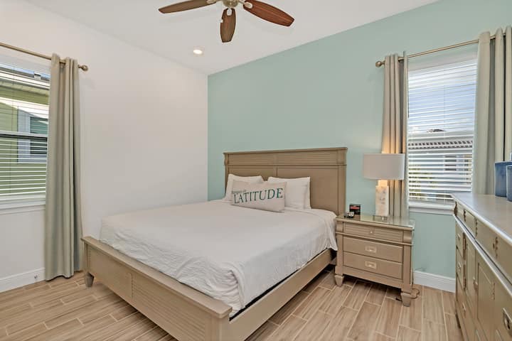 Chumba kikubwa cha kulala cha fleti katika Kona Nne. - Kitanda chenye starehe cha watu wawili - Chumba kilichobuniwa vizuri - Kuta nzuri zilizopakwa rangi na mapambo - Taa nzuri za meza - Mashuka safi na safi - Madirisha makubwa yenye mandhari nzuri - Televisheni na Netflix zinapatikana