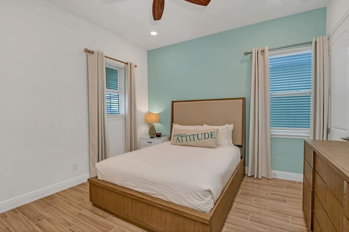 Chumba cha kulala chenye nafasi kubwa cha fleti katika Kona Nne. - Kitanda chenye starehe cha watu wawili - Chumba kilichobuniwa vizuri - Kuta nzuri zilizopakwa rangi na mapambo - Taa nzuri za meza - Mashuka safi na safi - Madirisha makubwa yenye mandhari nzuri - Televisheni na Netflix zinapatikana