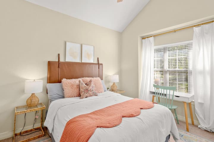 Segundo dormitorio: acogedora cama tamaño queen con ropa de cama suave, lámparas de lectura y amplio espacio en el armario para que descanses.